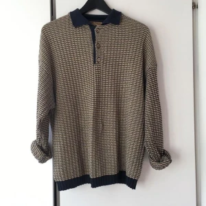  - Vintage slapp och skön tjocktröja med krage, bra skick! Köparen står för frakten! Tar även emot betalning via swish!