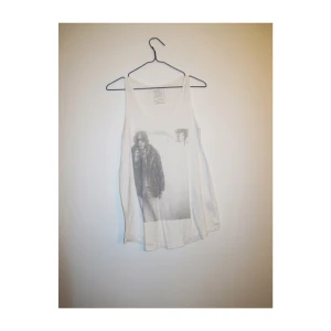  - Linne med tryck från Zara. Frakt 28kr ✨