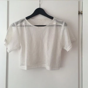  - 90-tals crop top i mesh-material! Från Beyond retro! Använd 1gång! Köparen står för frakten! Tar även emot betalning via swish!