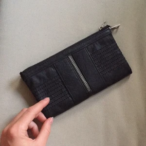  - Plånbok med snygga detaljer och plats för många kort. Finns att köpa i Tullinge/Stockholm. Skickar ej via post. 