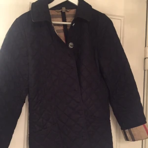  - Säljer min Burberry-jacka, modell Brit. Köpt på Jackie i Täby C. Använt men fint skick:) billigare vid snabb affär!