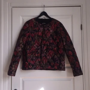  - Tunn dunjacka från monki med blommönster