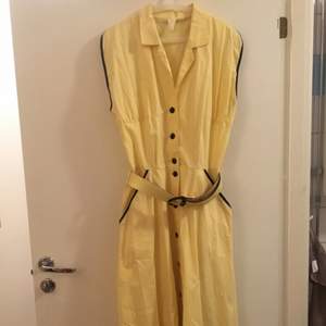 Summer vintage dress with a yellow belt.
Inside and outside part of the belt separates a bit, so needs glue to stick them together, otherwise, the dress is in excellent condition.