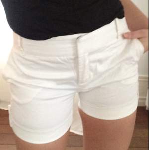 Vita shorts i skönt material från Zara. Är i strl L men de är mer som en M. Sparsamt använda. 