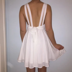  - Fin sommarklänning, passar bra till skolavslutningen! Använd 1 gång. Storlek 34 men passar även 36
Pris kan diskuteras
