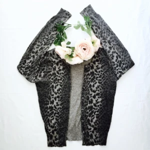  - Grå leopardmönstrad tunn tröja, med knäppning skönt mjukt tyg