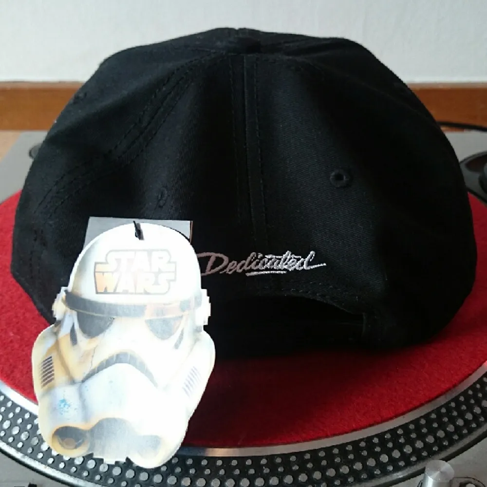 NY! DEDICATED/Star Wars snapback med fotoprint på skärm. Passar bäst på någon med medium huvud men kan justeras. . Accessoarer.