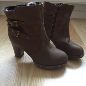  - Oanvända fodrade boots, perfekt nu till våren! 