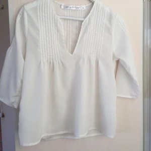  - Vit topp. Använd men i nyskick. 