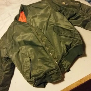  - Ny grön bomberjacka, aldrig använd. Okänt märke.