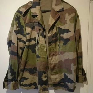  - Fransk, kort Armé jacka, woodland. Storlek: Medium herr