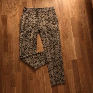  - Zara byxor i ormskinnsmönster. Nyskick!