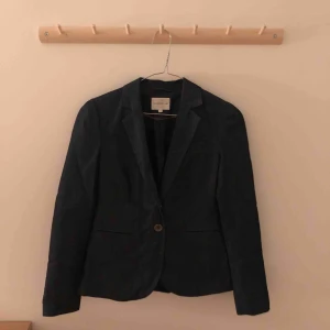  - Kavaj i mörkt jeanstyg från märket STOCKHOLM. Nypris 1199kr. 