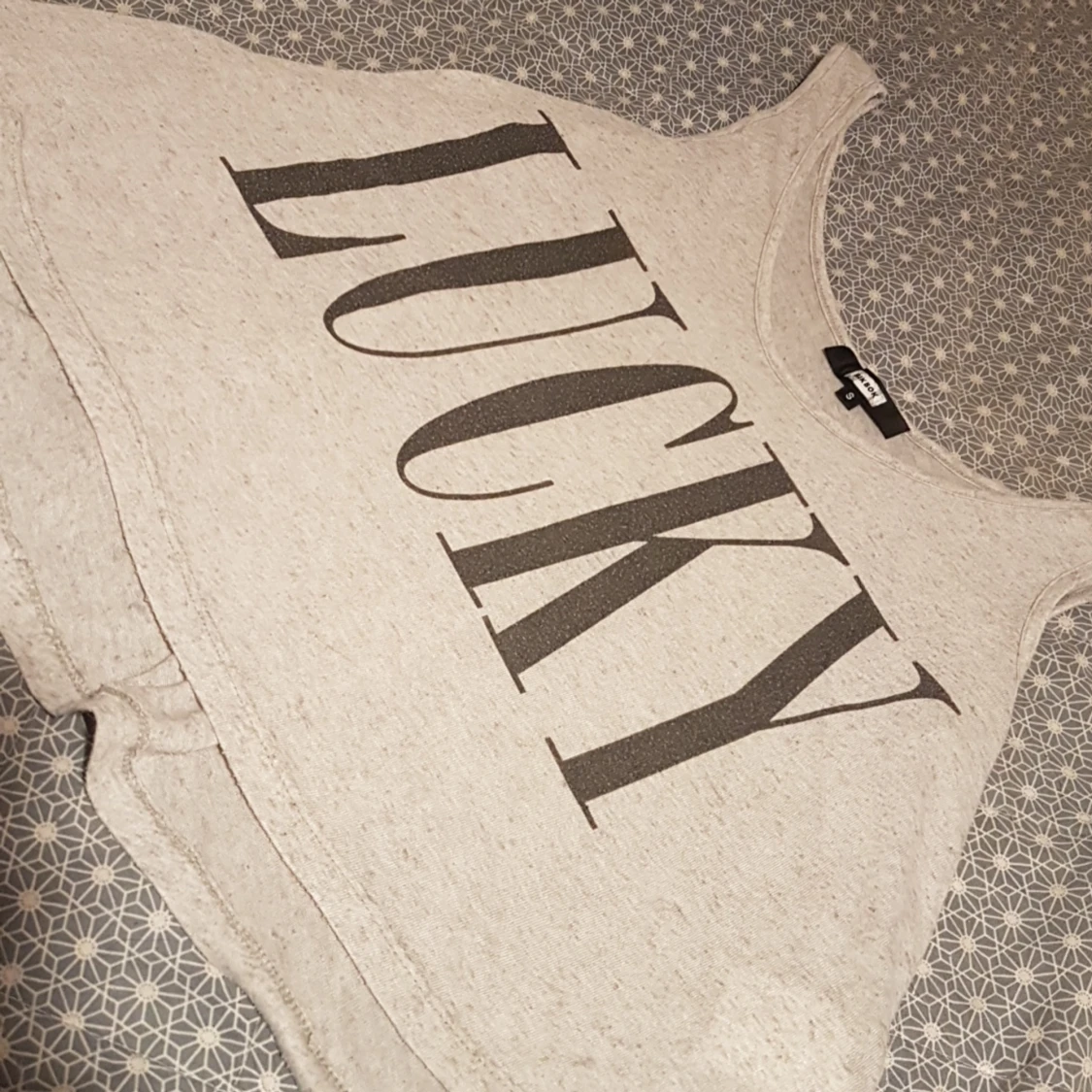 Ett grått lime med text. - 91