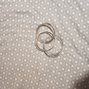 Ett vanligt armband - Det har tre olika ringa sol sitter ihop alla ringar har fyra likadan.