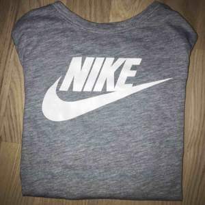 Snygg märkes t-shirt från Nike.  Använd fåtal gånger till vardags (har inte tränat i den) Storleken är M men den är mycket liten och skulle lätt passa en S - XS  Köpt på Teamsportia en gång i tiden, äkta nike med andra ord :)