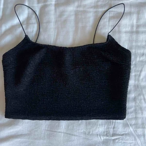  - Snyggt festlinne från Nelly.com, svart som skimrar med glitter och tunna straps. Nypris 199kr och hittar inte längre på hemsidan. Frakt 30 kr och köpare står för frakt. (Endast använd en gång)