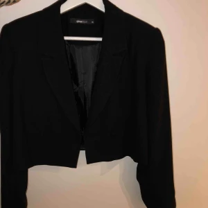  - Skit snygg croppad blazer med prislapp kvar! Finns inga fel