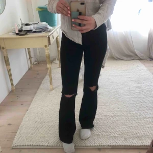  - Säljer finaste bootcut-byxorna med hål. Kommer tyvärr ej till användning. Bjuder på halva frakten!