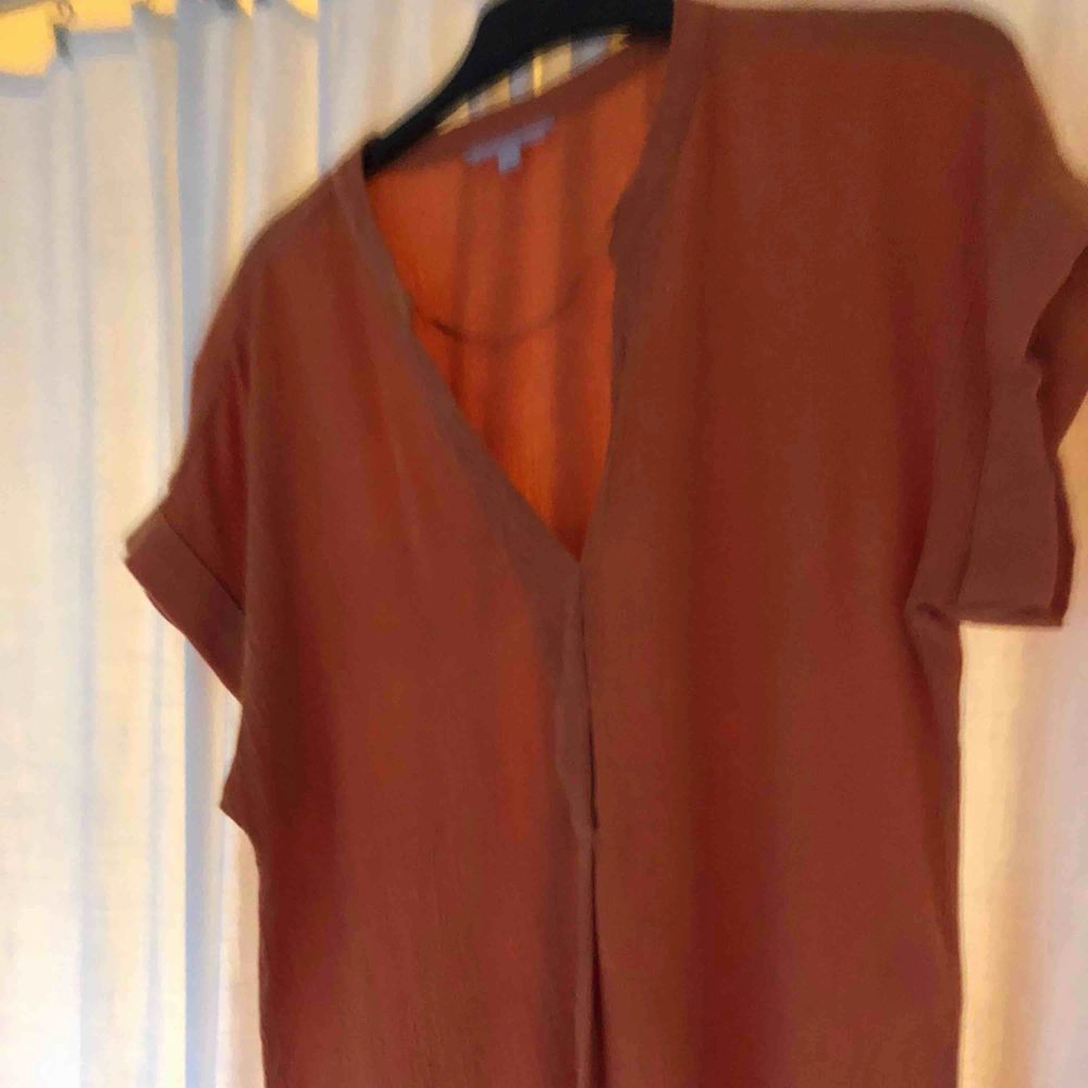 En orange vintage tröja hittad i mammas garderob! Frakt tillkommer. Blusar.
