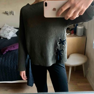  - Mörkgrön stickad tröja med detaljer från zara! Är köpt på barnavdelningen i storlek 164 men passar även bra på mig som har S! Jätteskönt material, frakt tillkommer💚
