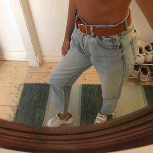 Ljusa och supersköna jeans från Pull&Bear i mom-modellen. Hög midja. Använda fåtal gånger. 