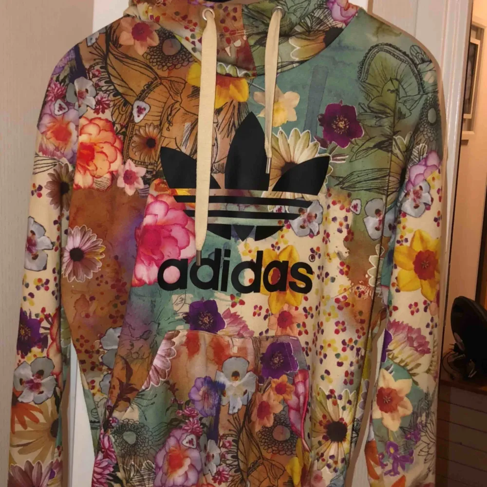 Färgglad hoodie köpt från Adidas, sparsamt använd. Frakt står köpare för 🦋. Hoodies.