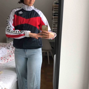  - Säljer min fina kappa trackjacket eftersom den inte kommer till användning. Sitter superfint och är i bra skick! 💕💕