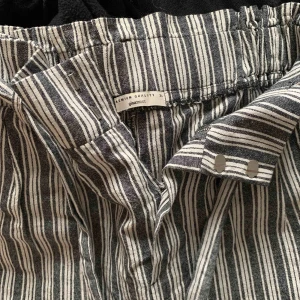  - Supersköna byxor från GinaTricot i storlek 36, luftigt material. Knappast använda!!! Tillkommer frakt på 63kr