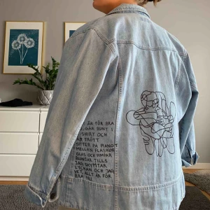  - Oversized vintage jeansjacka. Trycket är hemmagjort                                    Buda från 300