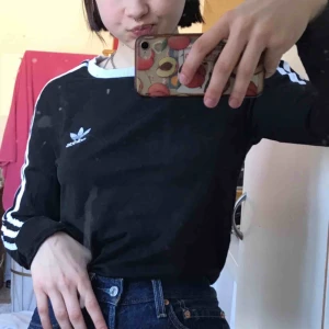  - Långärmad adidaströja, används för lite😞 Frakt tillkommer, betalning sker via swish💕 bara att skicka ett meddelande vid frågor/om du vill ha fler bilder mm🥳 går alltid att pruta 