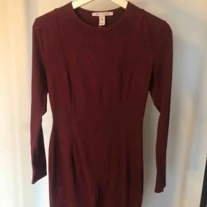  - Fodralklänning i fake-mocka!  Slutar på låret precis över knäna på mig som är 165 🤗