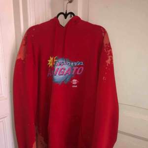 En röd Axel Arigato hoodie, endast använd ett par gånger, pris kan diskuteras 