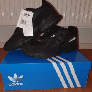 Adidas skor storlek 43 1/3 - Priset är inkl frakt! Adidas Yung 96 Chasm helt nya, endast provade på en gång inomhus. Köpta från adidas för 1000 kr :) De är storlek 43 1/3 och 26,7 cm om du vill jämföra med några du kanske har hemma! Skriv om du har någon fråga och är intresserad :)