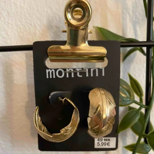  - Helt oanvända örhängen i guld som är formade som blad.  +frakt Oäkta guld. 