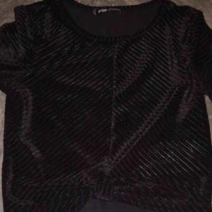 en långarmad tröja, svart. Säljs pågrund av inte min stil. Den har en knut längst ner på tröjan så den visar lite mage.