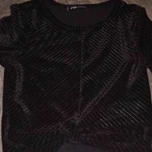  - en långarmad tröja, svart. Säljs pågrund av inte min stil. Den har en knut längst ner på tröjan så den visar lite mage.