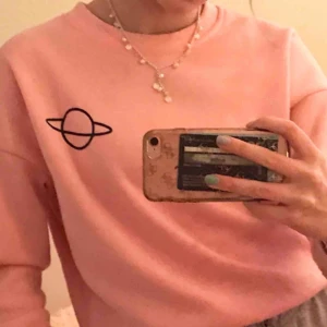  - Rosa sweatshirt från zaful som inte kommer till användning längre, har använt den en del därav är den lite nopprig men inget man lägger märke till 💕💕