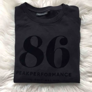  - Snygg tröja från Peak performance i navy/ mörk blå färg 🧵👖👔🥿🌌🌃🛋📪💙 säljer då den inte kom till användning 