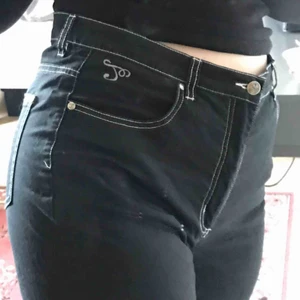  - Svarta byxor med vita sömmar 🤩 De passar bäst på M och L men fungerar för S med ett bälte! Sitter löst och går till anklarna 