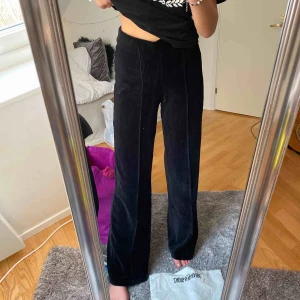  - Super snygga mörkblåa ”manchester” byxor, frakt är inkluderat i frakten! Jag är 168 cm lång för längd referens, faller så snyggt över skor!