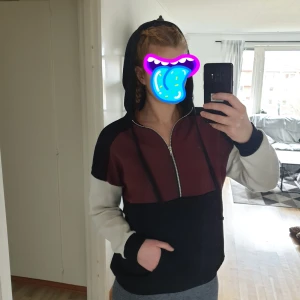 Cool huvtröja - En snygg mysig huvtröja med halv dragkedja. Frakt tillkommer