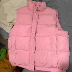  - Cool väst från carlings - stay. Använd 1 gång. Riktig bra skick. Meet up sthlm