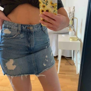  - Jeanskjol med slitningar ursprungligen från Zara. Väl använd men är i ett bra skick. 