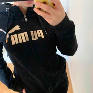  - Svart ziphoodie från Puma. Jättefintskick, Pumaloggan har inget skav eller liknande. 