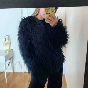  - Mörkblå pälsjacka ursprungligen från VILA. Man stänger jackan genom ”hakar”, se bild, endast en innerficka. Väl använd men i bra skick. 