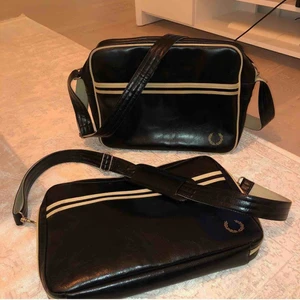  - fredperry väskor 1 för 100kr  båda för 150kr