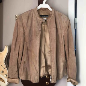  - 🧡 Schysstaste mockajackan 🧡  Supersnygg jacka i äkta mocka. Märkt strl 36 men passar upp till 38. Använd men i fint skick, dock några märken i kragen och längs dragkedjan, men inget man tänker direkt på. Frakt tillkommer!