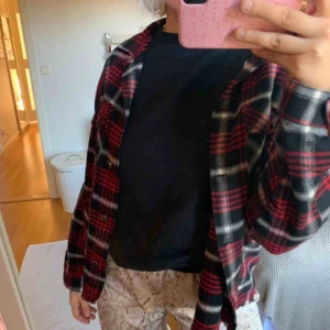  - En jätte fin kofta /vår jacka från zara  Jätte snyggt att ha en tjock tröja och sedan denna över  Köpte för 400 kr och säljer nu den för 150+frakt