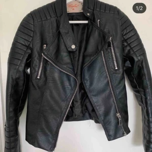  - Säljer denna skinnjackan i stl 36 från chiquelle, nypris 699kr mitt pris 250kr + frakt